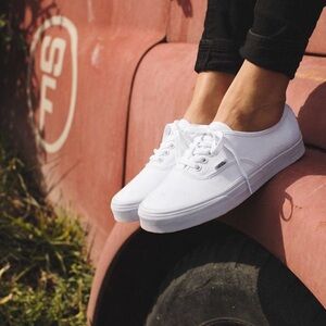 👟NWT Authentic White Vans 💕